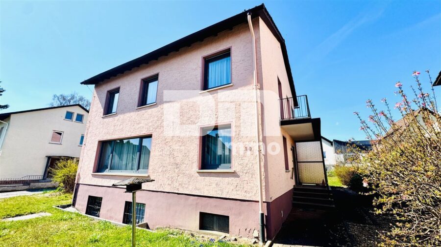 Zeitlose Eleganz trifft Moderne: Modernisiertes Einfamilienhaus mit großem Garten und Garage - Frontansicht Titel